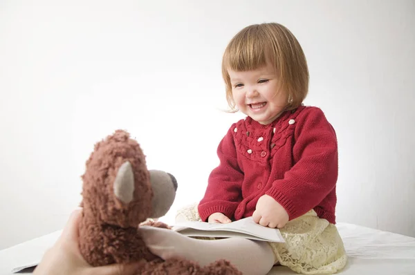 Hora Historia Niña Jugando Escuela Con Juguetes Osito Peluche Muñeca — Foto de Stock