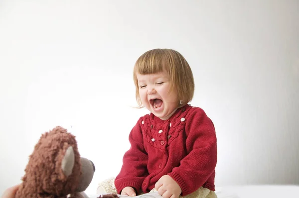 Feliz Divertida Niña Emocional Jugando Lindo Caucásico Rubia Bebé Chica — Foto de Stock