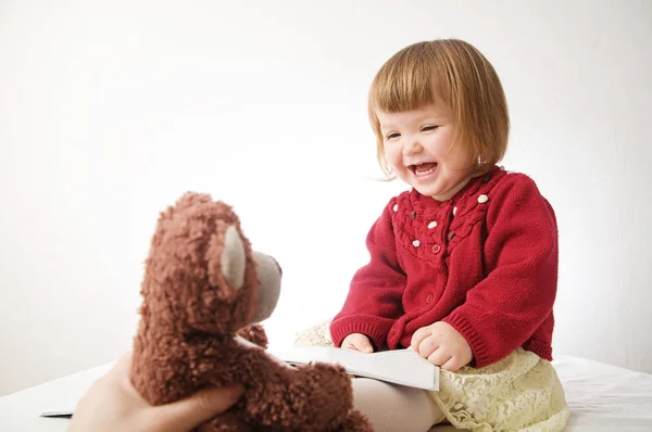 Feliz Divertida Niña Emocional Jugando Lindo Caucásico Rubia Bebé Chica — Foto de Stock