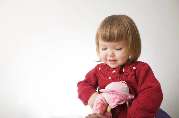 Feliz Divertida Niña Emocional Jugando Lindo Caucásico Rubia Bebé Chica — Foto de Stock