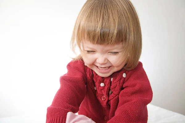 Glad Rolig Liten Flicka Emotionellt Spelande Söt Kaukasiska Blonda Baby — Stockfoto