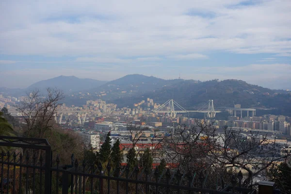 Ruïnes van de Ponte Morandi brug in Genua — Stockfoto