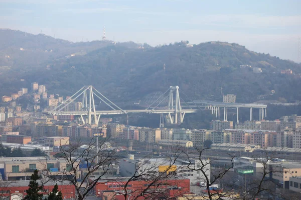 Ruinerna av bron Ponte Morandi i Genua — Stockfoto