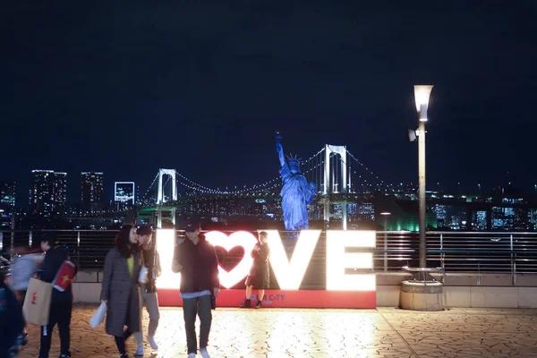 Jembatan Pelangi, Patung Cinta dan Patung Liberty replika di — Stok Foto