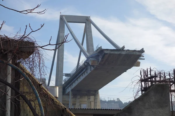 Ruinerna av bron Ponte Morandi i Genua — Stockfoto