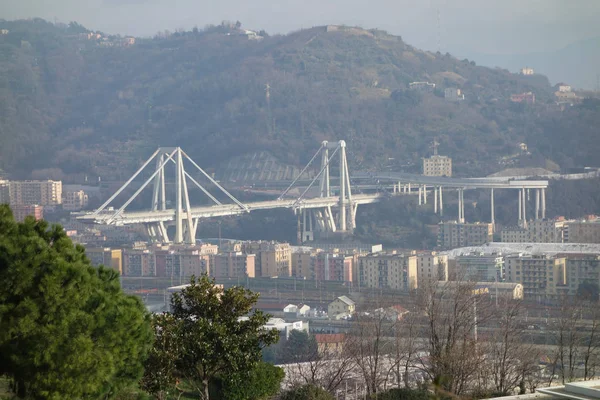 Ruïnes van de Ponte Morandi brug in Genua — Stockfoto
