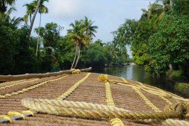 Hindistan, Kerala 'daki tuzlu su gölleri, göller, kanallar ve nehirlerden oluşan durgun bir ağ.