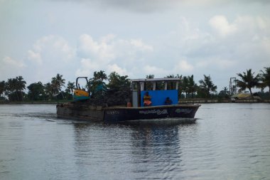 KERALA, Hindistan - CIRCA ECTOBER 2017: Tuzlu su gölleri, göller, kanallar ve nehirlerden oluşan durgun bir ağ