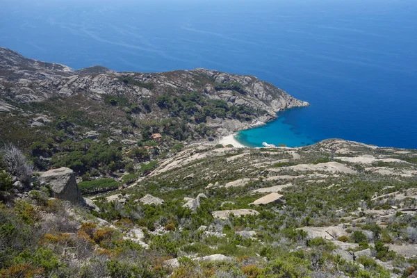 意大利托斯卡纳群岛蒂鲁尼亚海部分蒙特基里斯托岛 原奥格洛萨岛 的卡拉 梅斯特拉海滩 图库图片
