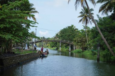 KERALA, Hindistan - CIRCA ECTOBER 2017: Tuzlu su gölleri, göller, kanallar ve nehirlerden oluşan durgun bir ağ