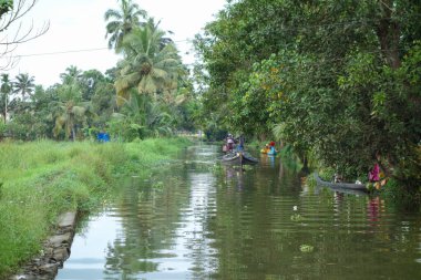 KERALA, Hindistan - CIRCA ECTOBER 2017: Tuzlu su gölleri, göller, kanallar ve nehirlerden oluşan durgun bir ağ