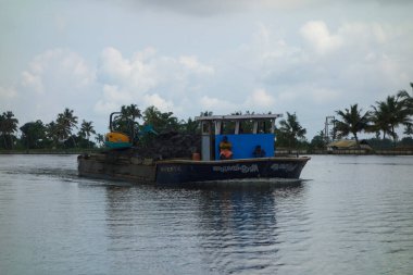 KERALA, Hindistan - CIRCA ECTOBER 2017: Tuzlu su gölleri, göller, kanallar ve nehirlerden oluşan durgun bir ağ