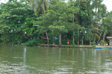 KERALA, Hindistan - CIRCA ECTOBER 2017: Tuzlu su gölleri, göller, kanallar ve nehirlerden oluşan durgun bir ağ