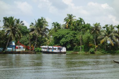 KERALA, Hindistan - CIRCA ECTOBER 2017: Tuzlu su gölleri, göller, kanallar ve nehirlerden oluşan durgun bir ağ