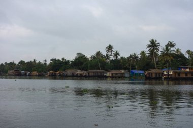 Hindistan, Kerala 'daki tuzlu su gölleri, göller, kanallar ve nehirlerden oluşan durgun bir ağ.