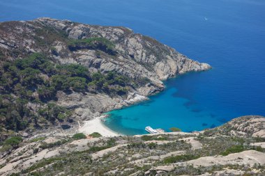 İtalya 'nın Portoferraio kentindeki Toskana Takımadası' nın Tyrhenian Denizi kıyısındaki Montecristo Adası 'ndaki Cala Maestra plajı.