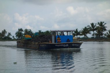 KERALA, Hindistan - CIRCA ECTOBER 2017: Tuzlu su gölleri, göller, kanallar ve nehirlerden oluşan durgun bir ağ