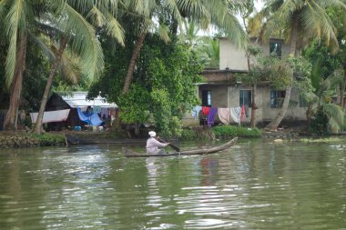 KERALA, Hindistan - CIRCA ECTOBER 2017: Tuzlu su gölleri, göller, kanallar ve nehirlerden oluşan durgun bir ağ