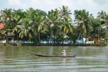 KERALA, Hindistan - CIRCA ECTOBER 2017: Tuzlu su gölleri, göller, kanallar ve nehirlerden oluşan durgun bir ağ