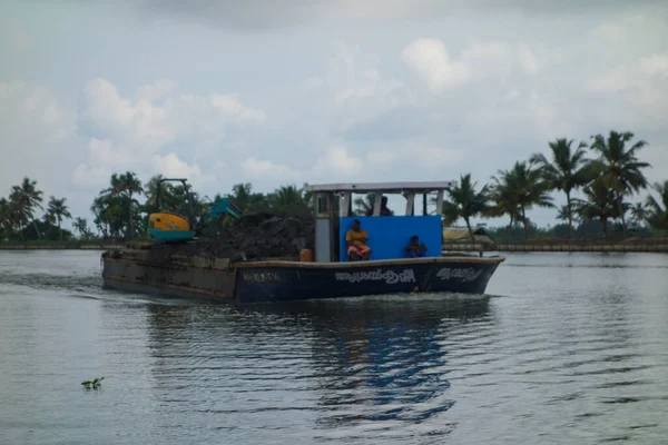 KERALA, Hindistan - CIRCA ECTOBER 2017: Tuzlu su gölleri, göller, kanallar ve nehirlerden oluşan durgun bir ağ