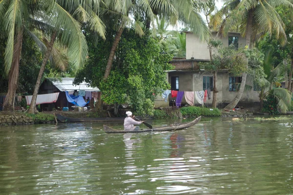 KERALA, Hindistan - CIRCA ECTOBER 2017: Tuzlu su gölleri, göller, kanallar ve nehirlerden oluşan durgun bir ağ