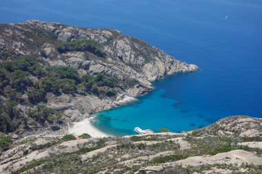 İtalya 'nın Portoferraio kentindeki Toskana Takımadası' nın Tyrhenian Denizi kıyısındaki Montecristo Adası 'ndaki Cala Maestra plajı.