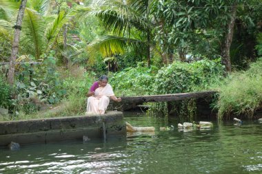 KERALA, Hindistan - CIRCA ECTOBER 2017: Tuzlu su gölleri, göller, kanallar ve nehirlerden oluşan durgun bir ağ