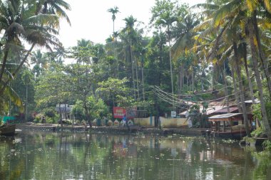 KERALA, Hindistan - CIRCA ECTOBER 2017: Tuzlu su gölleri, göller, kanallar ve nehirlerden oluşan durgun bir ağ