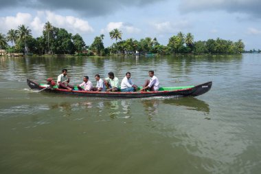 KERALA, Hindistan - CIRCA ECTOBER 2017: Tuzlu su gölleri, göller, kanallar ve nehirlerden oluşan durgun bir ağ