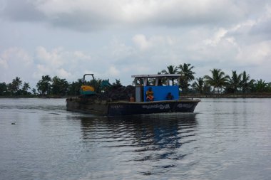 KERALA, Hindistan - CIRCA ECTOBER 2017: Tuzlu su gölleri, göller, kanallar ve nehirlerden oluşan durgun bir ağ