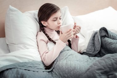 Güzel kız sıcak çay içme