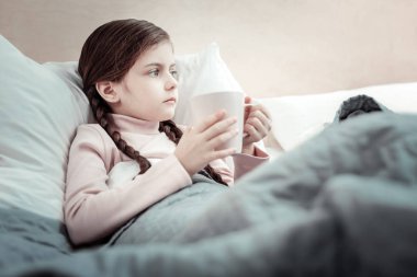 Bir kenara arıyorum ciddi küçük erkek