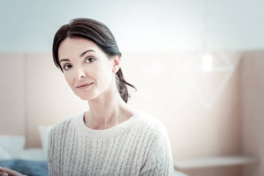 Doğruca kameraya bakarak tür esmer