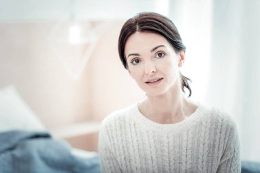 Olumlu memnun kadın kişi evde olmak