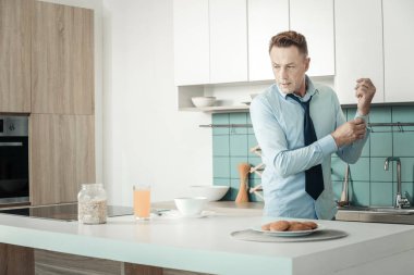 Özenli adam iş günü için hazırlanıyor