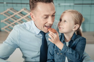 Memnun adam yeme lezzetli kurabiye