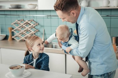 Ailesi seyir olumlu memnun kız