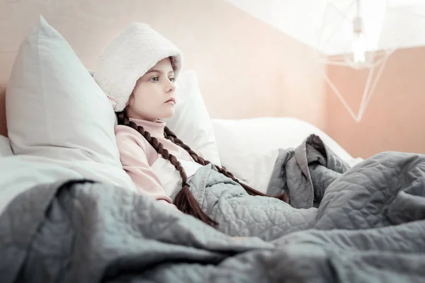 Upset kid being ill on holidays — Stock Photo, Image