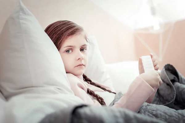 Ritratto di bambino malato che prende la medicina — Foto Stock