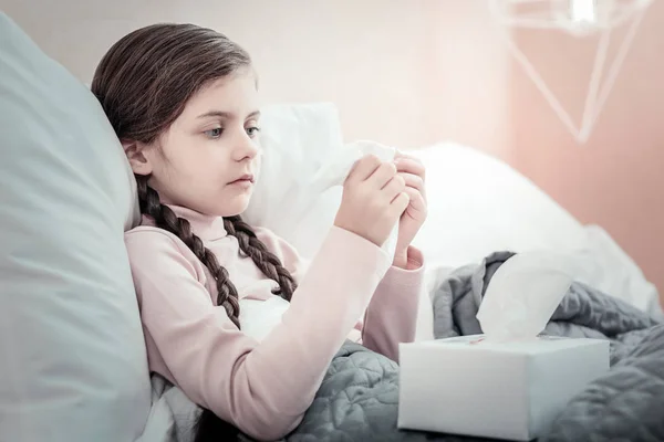 Criança grave estar doente em casa — Fotografia de Stock