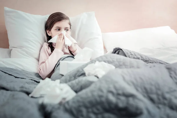 Chory dziewczynka dmuchanie nosem — Zdjęcie stockowe