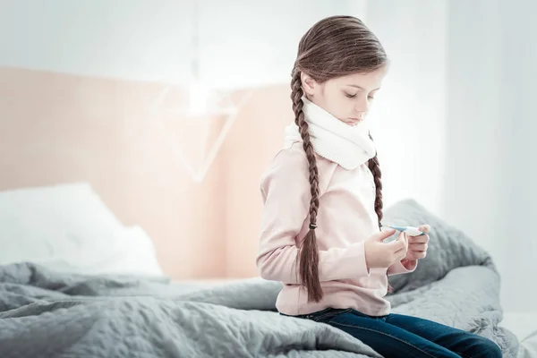 Tengo Problema Chica Atenta Sentada Habitación Con Mal Humor Mientras — Foto de Stock