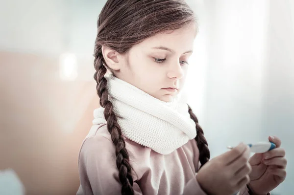 Retrato de niña atenta que cuidando su salud — Foto de Stock