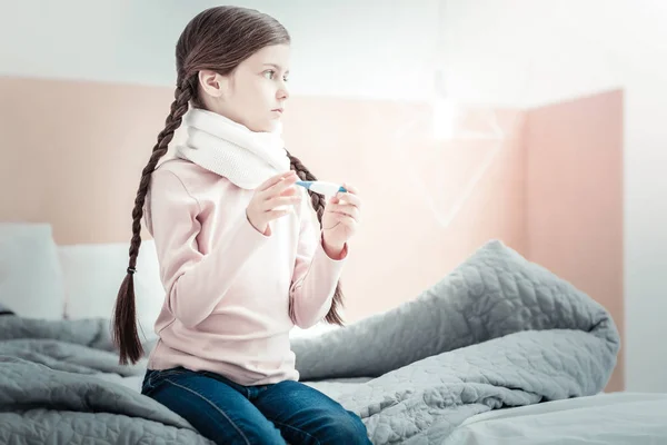 Thoughtful longhaired child counting degrees — Stock Photo, Image