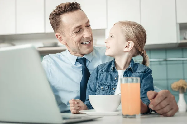 Familia feliz teniendo una charla amistosa en la cocina — Foto de Stock