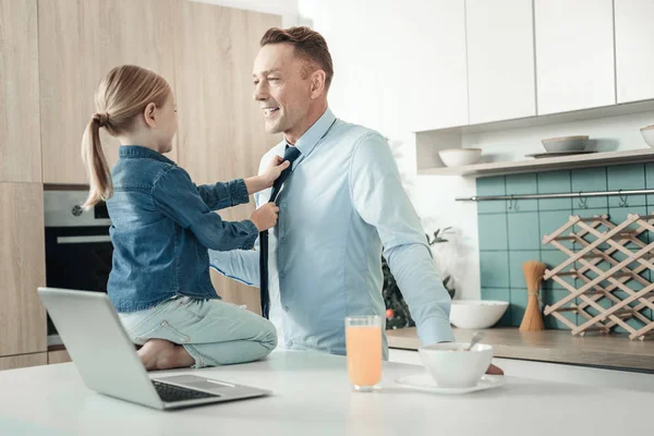 Chica atenta ayudando a su padre — Foto de Stock