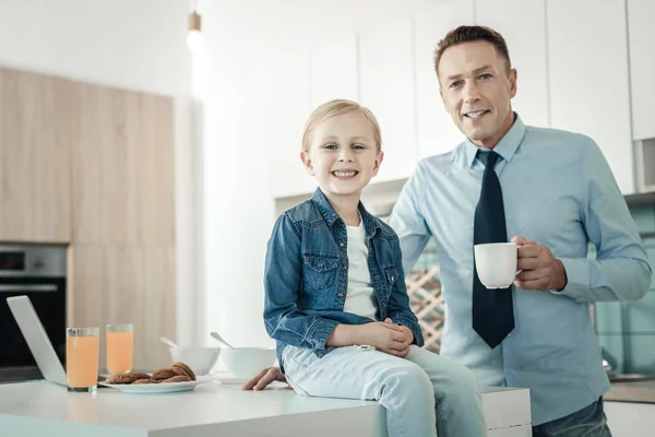 Glad liten kvinna sitter på bord — Stockfoto