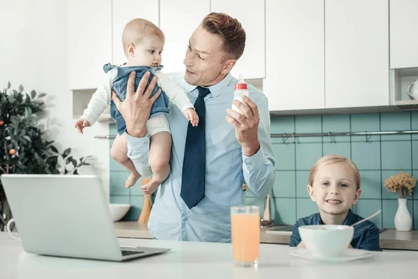 Freudiger Papa liegt mit seinem Baby — Stockfoto