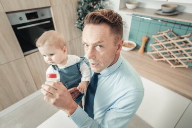 Özenli portresi dostum seni izliyorum