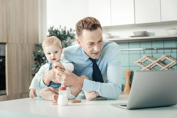Pessoa masculina atenta que trabalha em casa — Fotografia de Stock